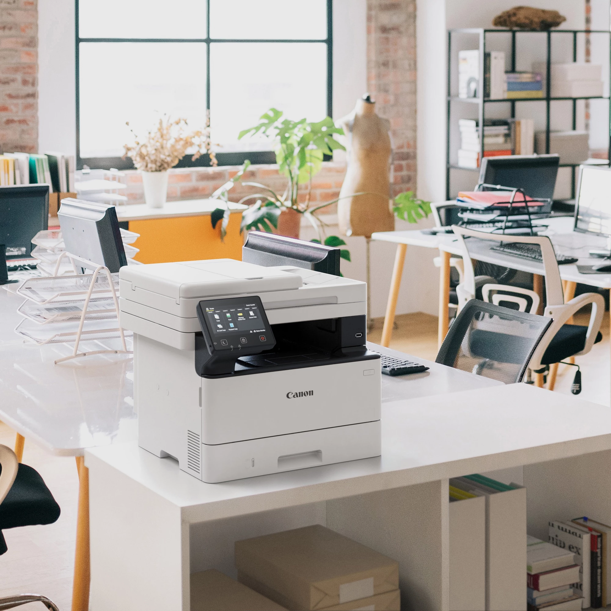 Canon MF463dw на столе в светлом офисе